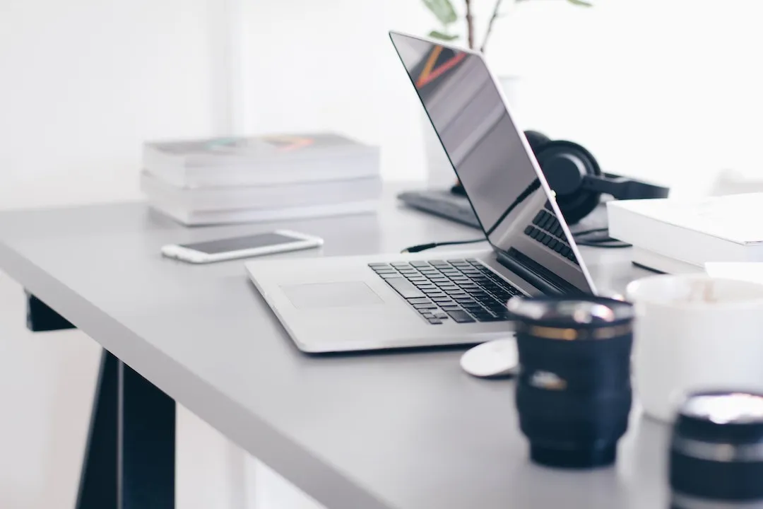 A notebook on a desk - Picture by Christopher Gower (https://unsplash.com/@cgower)